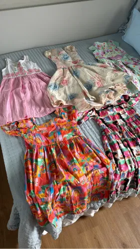 Sapato e roupa feminina infantil