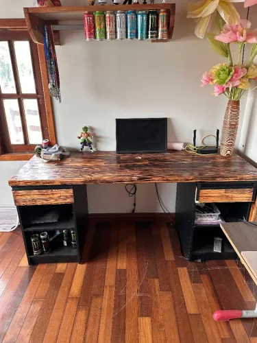 Mesa para escritório em MDF com madeira