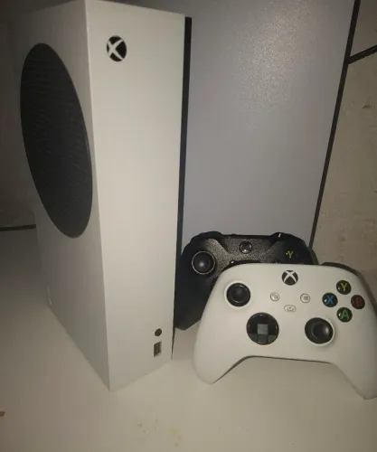 Vende-se Xbox séries s com 2 controles