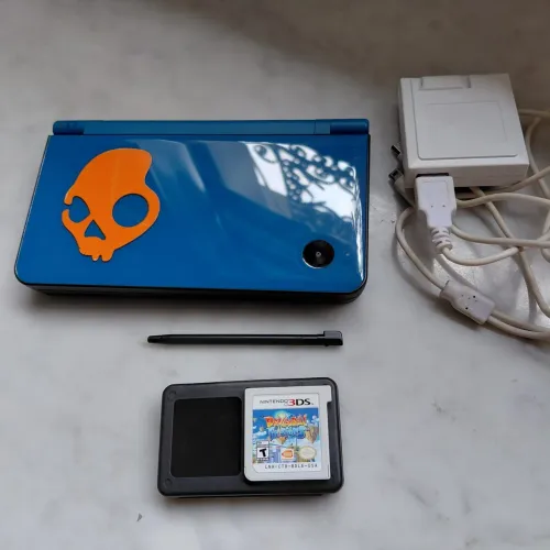 Nintendo DSi XL Azul - Tela Grande + Kit com Carregador, Caneta Extra e Porta-Jogos