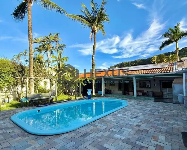 Casa reformado com varanda e lazer a 500m da praia no Jardim Guaiuba, Guarujá