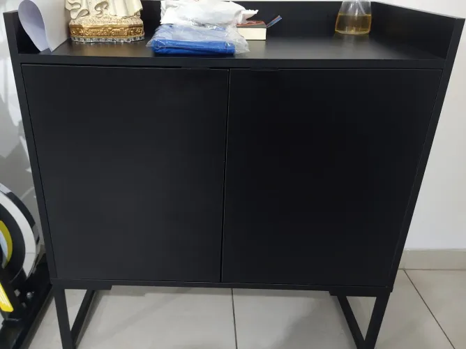 Aparador preto pequeno