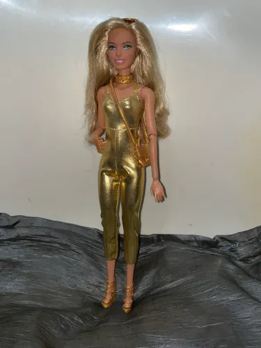 Boneca Barbie fashionistas articulada mattel edição aniversário