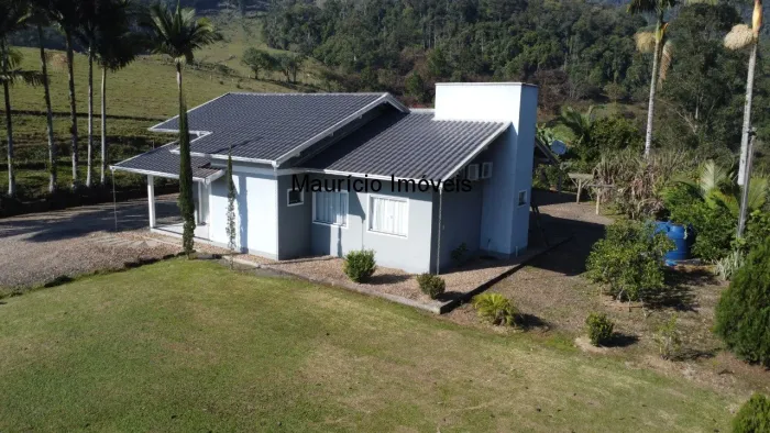 Sitio com 24,7 hectares com uma linda casa no centro da Cidade de Salete, S.C., 2 galpões,