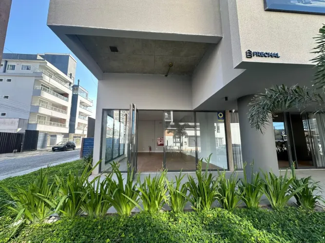 Sala comercial de 56m² disponível para locação em Balneário Piçarras (cód. 24860)