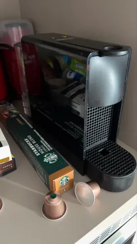 Máquina de Café Expresso (Nespresso) Preta 220V - Excelente Estado