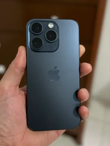 iPhone 15 Pro 256 (detalhe na tela)