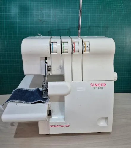 Máquina de Costura Ultralock Doméstica