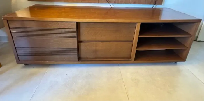 Rack sala em tom marrom com rodinhas, porta de correr, gavetas e nichos abertos