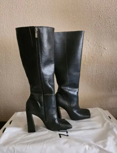 bota schutz cano alto lornah couro craquelado - nova