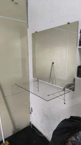 ESPELHO COM BANCADA DE VIDRO