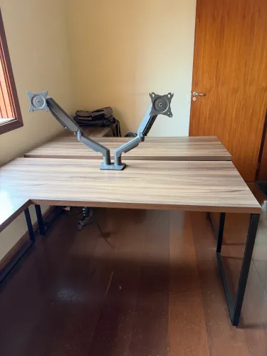 Escrivaninha em L com suporte articulado para monitor