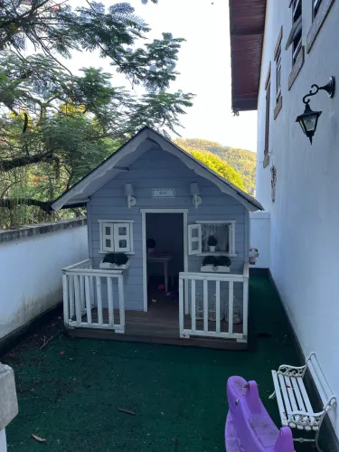 Vendo casinha de boneca, construída com madeira náutica.