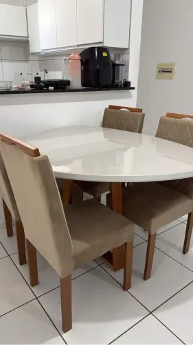 Mesa com 4 cadeiras de madeira maciça em Juazeiro do Norte 