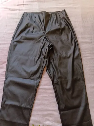 CALÇA FEMININA DE COURINO PRETA MODELO ZARA TAMNHO G NOVA.
