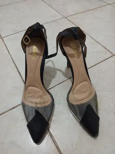 Scarpin preta com detalhe transparente