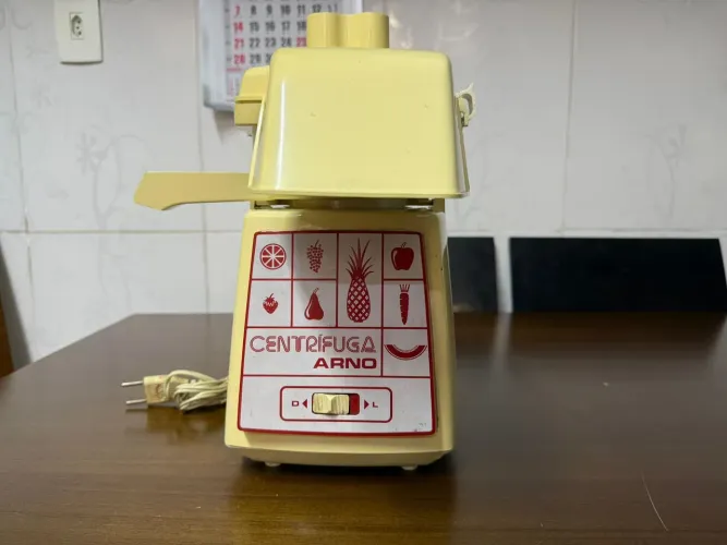 Antigo centrífuga de frutas da marca Arno.