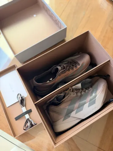 ADIDAS x SATISFY ADIZERO ADIOS PRO 4 - EARTH BROWN - TAMANHO 39