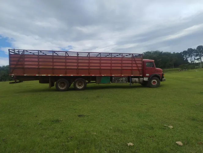 Vende-se caminhão Mercedes boiadeiro/gaiola de ferro, boa só trabalhar.
