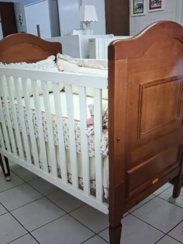 Berço de madeira maciça, alta qualidade. Se transforma em mini-cama após o crescimento.