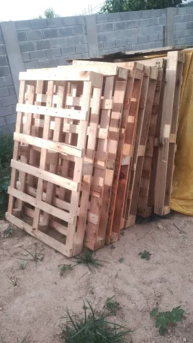 Paletes de madeira para fazer móveis rústicos 