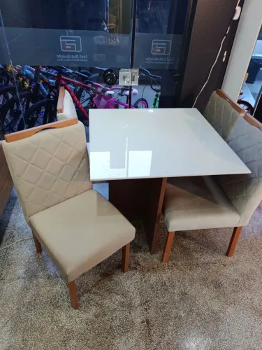 Mesa com 4 cadeiras Helô tampa quadrado de 90cm novo a pronta entrega