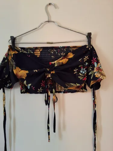 Conjunto top cropped e short -saia floral shein