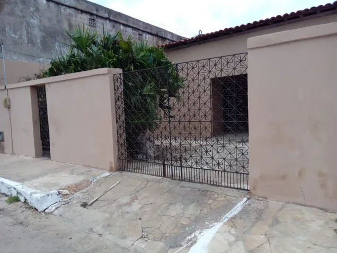 Alugo Casa ampla em Camocim, 4 quartos, 2 vagas, quintal, sombra, 1.000