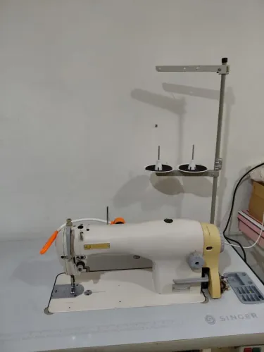 Vendo maquina Singer reta Com luminaria ,em perfeito estado, 1.650,00