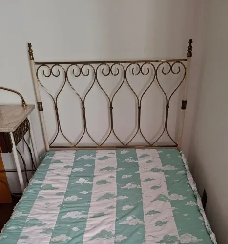 Cama de ferro com penteadeira