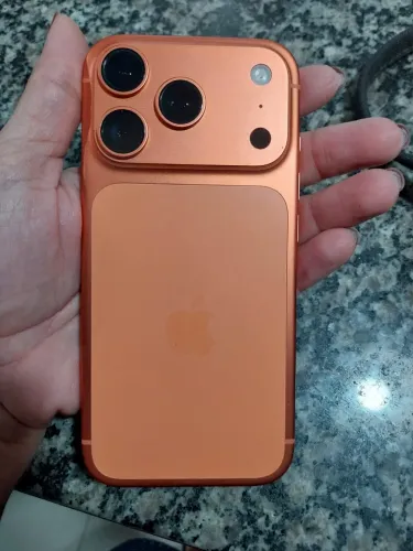 iPhone 17 laranja