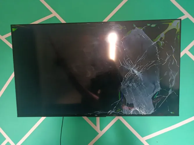 Vendo TV smat 50 polegadas, detalhe está com a tela quebrada!