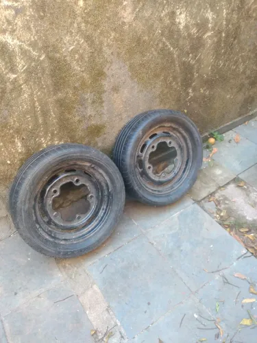 Rodas em ótimo estado com pneu sem câmera para que seu carro fique estiloso e chique