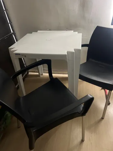 Cadeira de plástico e 2 cadeiras