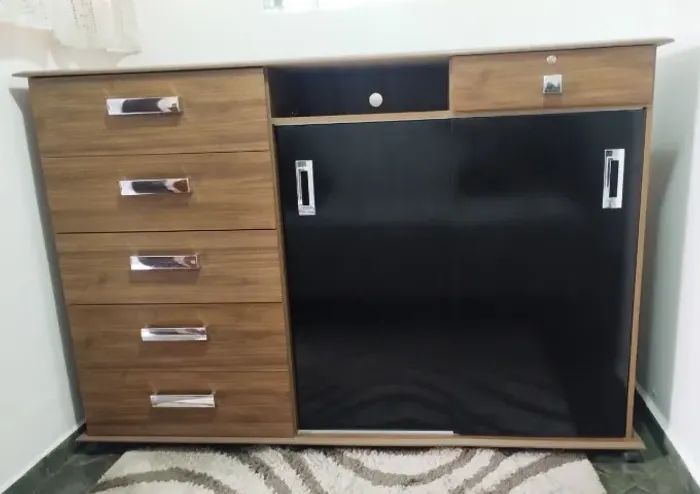 Cômoda moderna em ótimo estado