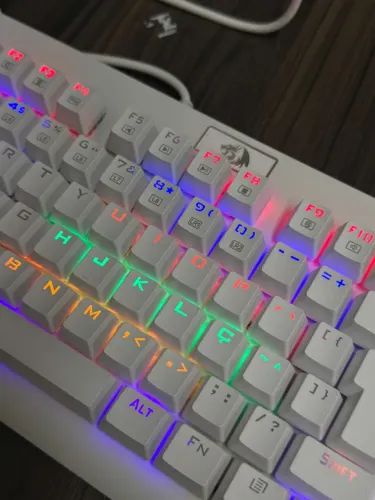 TECLADO GAMER REDRAGON DARK AVENGER BRANCO ILUMINAÇÃO LED IMPECÁVEL COM CAIXA 
