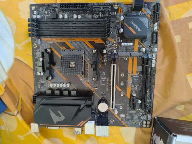 Placa-Mãe + Gabinete em Excelente Estado - Ótima Oportunidade!