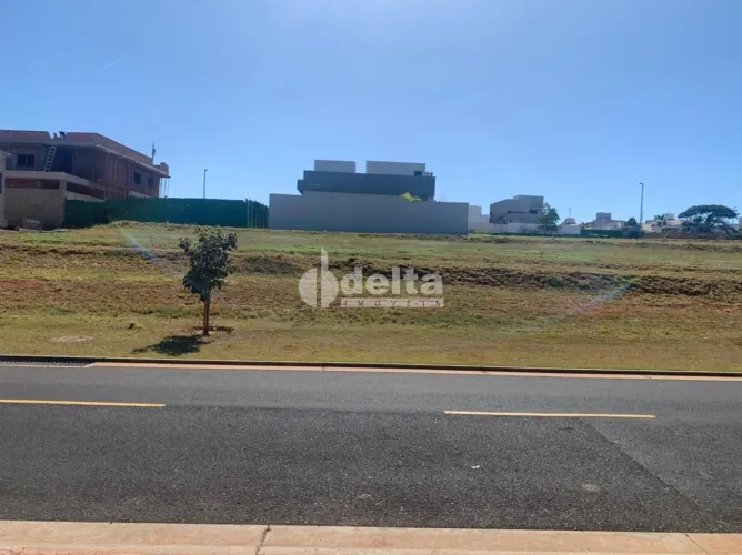 Terreno em condomínio disponível para venda no bairro Granja Marileusa em Uberlândia-MG