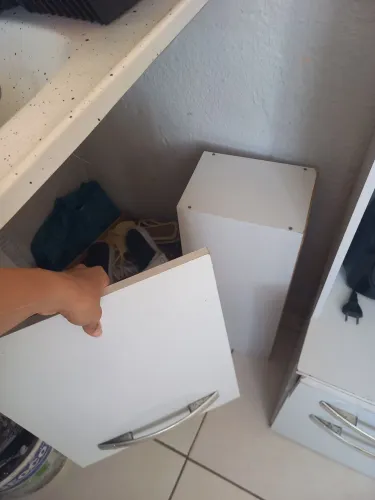 Vendo armário de parede todo bom, só está sem uma porta pq tire não botei de volta mas tem