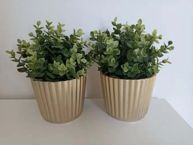2 vasinhos de porcelana dourado de 11cm com flores artificiais