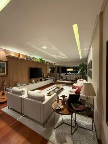 Amplo apartamento com 4 quartos, frente leste, totalmente reformado, com 2 garagens soltas