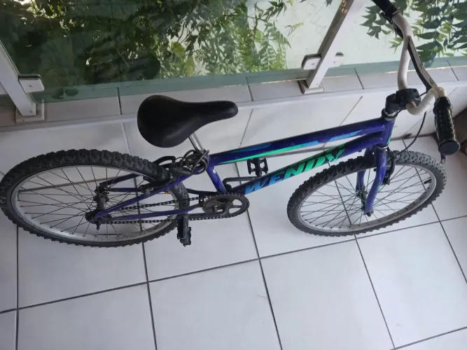 Bicicleta com um pneu furado(realista)