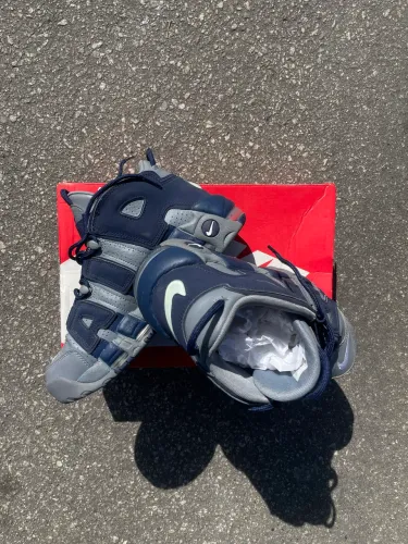 Nike, modelo Air More Uptempo na coloração "Cool Grey and Midnight Navy"