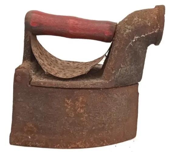 Antigo ferro para passar roupas à carvão anos 60/70 `original maxambomba pega de madeira