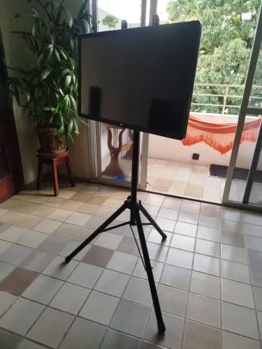 Suporte de chão para TV 32" a 55" com tripé, regulagem de altura e giro 360° (exelente est