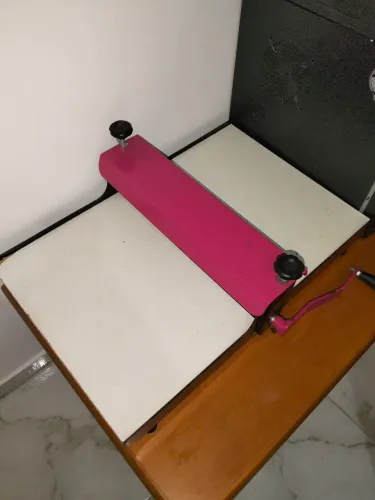 Máquina corte e vinco e facas para fazer caixinha de festa infantil.