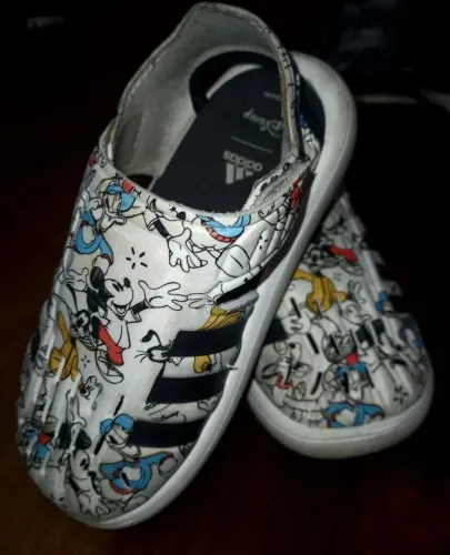 Adidas Mickey - Número 25 / 26 - Usada / Bom estado