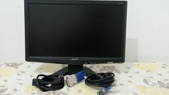 Monitor Acer LCD 14? 60Hz - Funcionando - Com detalhe na Tela - Incluso com cabos 