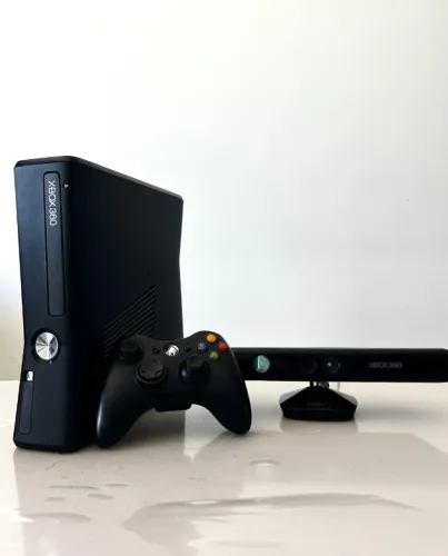 Xbox 360 (desbloqueado) com um controle + Kinect