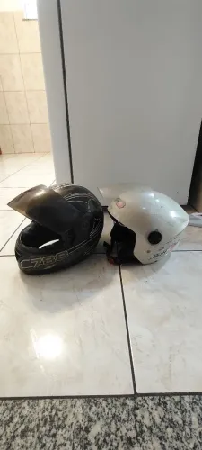 2 capacetes usados